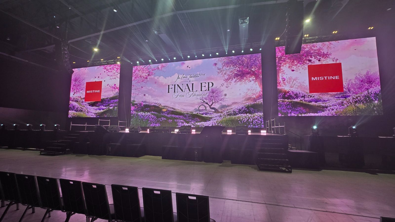 เช่าจอ LED งานแฟนมีตติ้ง ที่ MCC Hall เดอะมอลล์ งามวงศ์วาน — จอ LED 3 ตัวคุมโทนสีม่วงตรงกัน