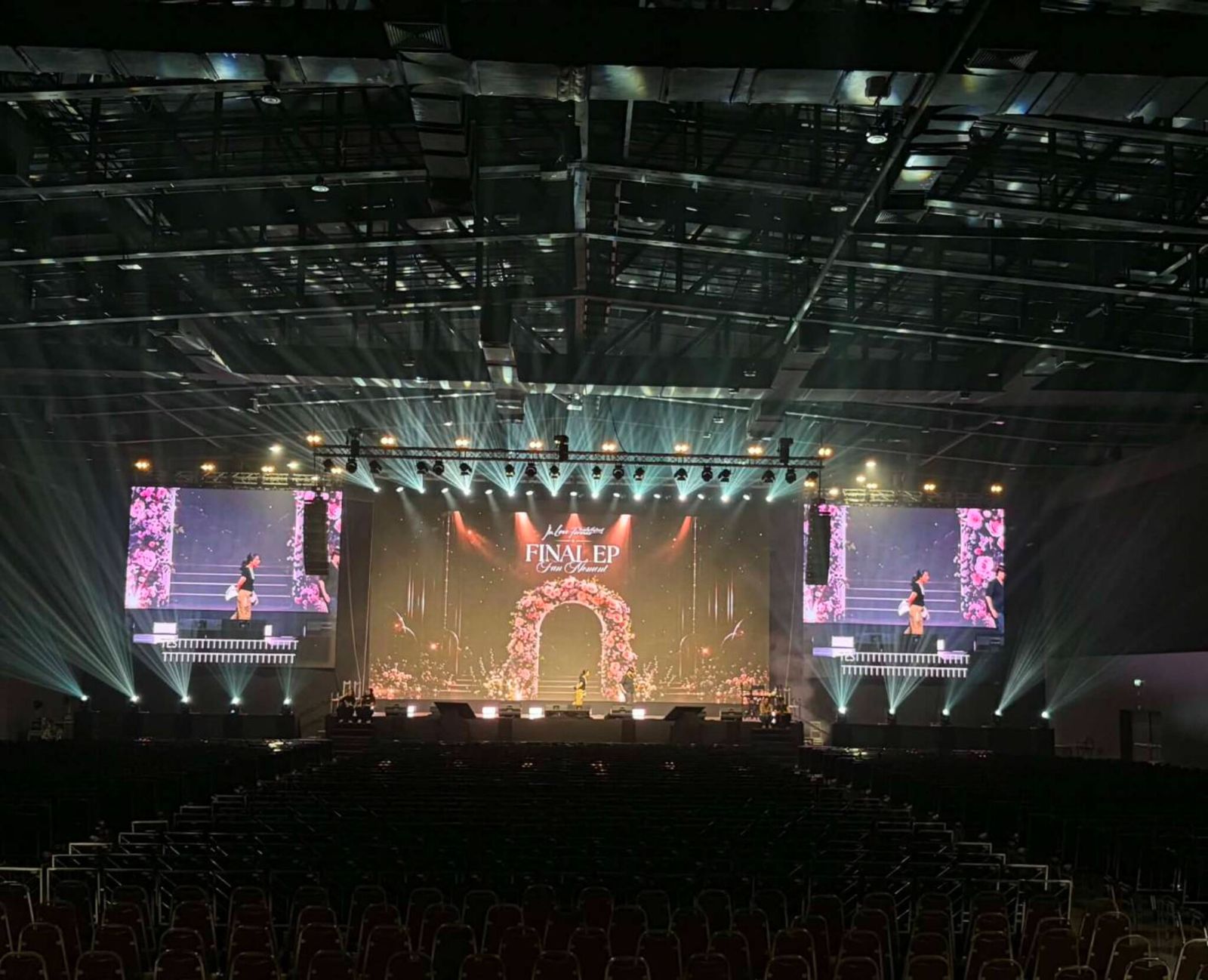 เช่าจอ LED งานธีมแต่งงาน วาดฝันวันวิวาห์ ที่ MCC Hall — เวทีซุ้มดอกไม้กับจอ LED