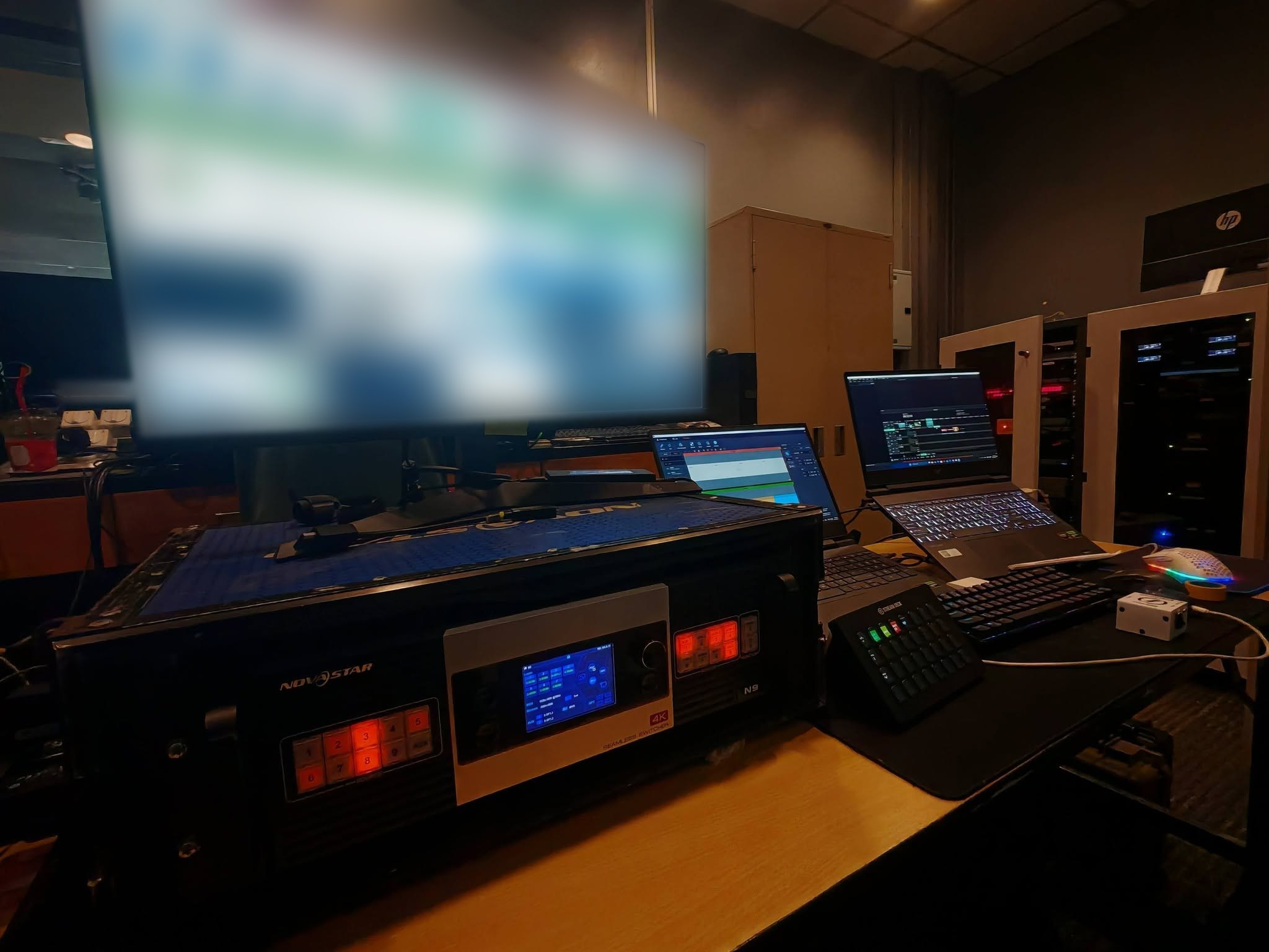 Control ระบบจอ LED โรงแรม — Novastar N9 4K Seamless Switcher ในห้องควบคุมของห้องประชุม