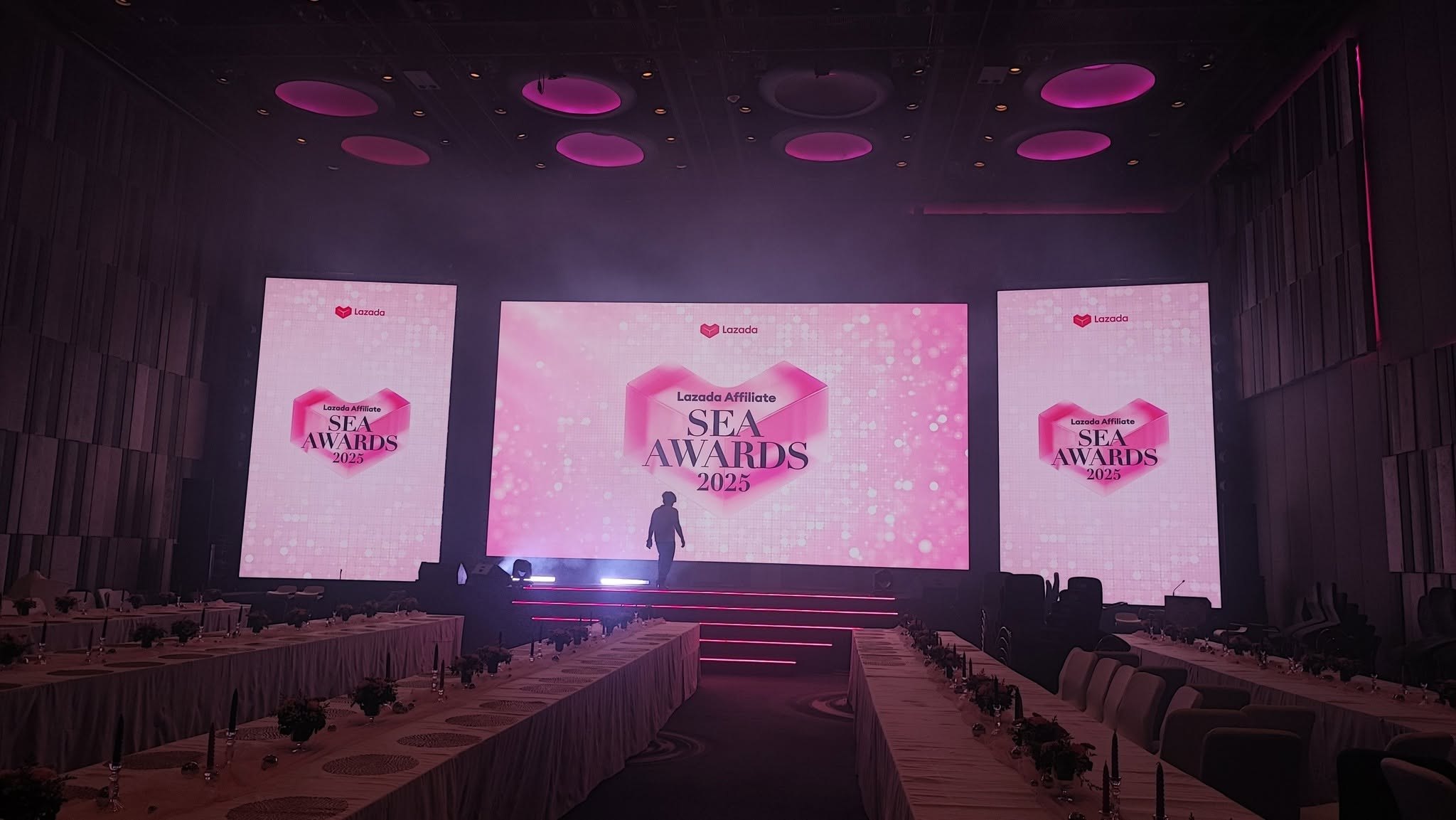 Control ระบบจอ LED โรงแรม — จอกลางของห้อง Ballroom พร้อมจอ LED แนวตั้งเสริมซ้ายและขวา ออกภาพชุดเดียวกัน