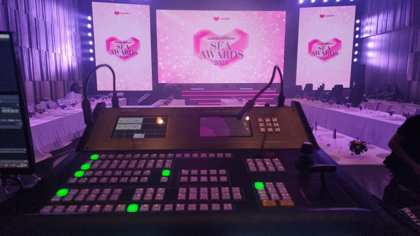 Control ระบบจอ LED โรงแรม — โต๊ะควบคุม Novastar C1 Event Controller มองเห็นจอ LED ทั้ง 3 จอ