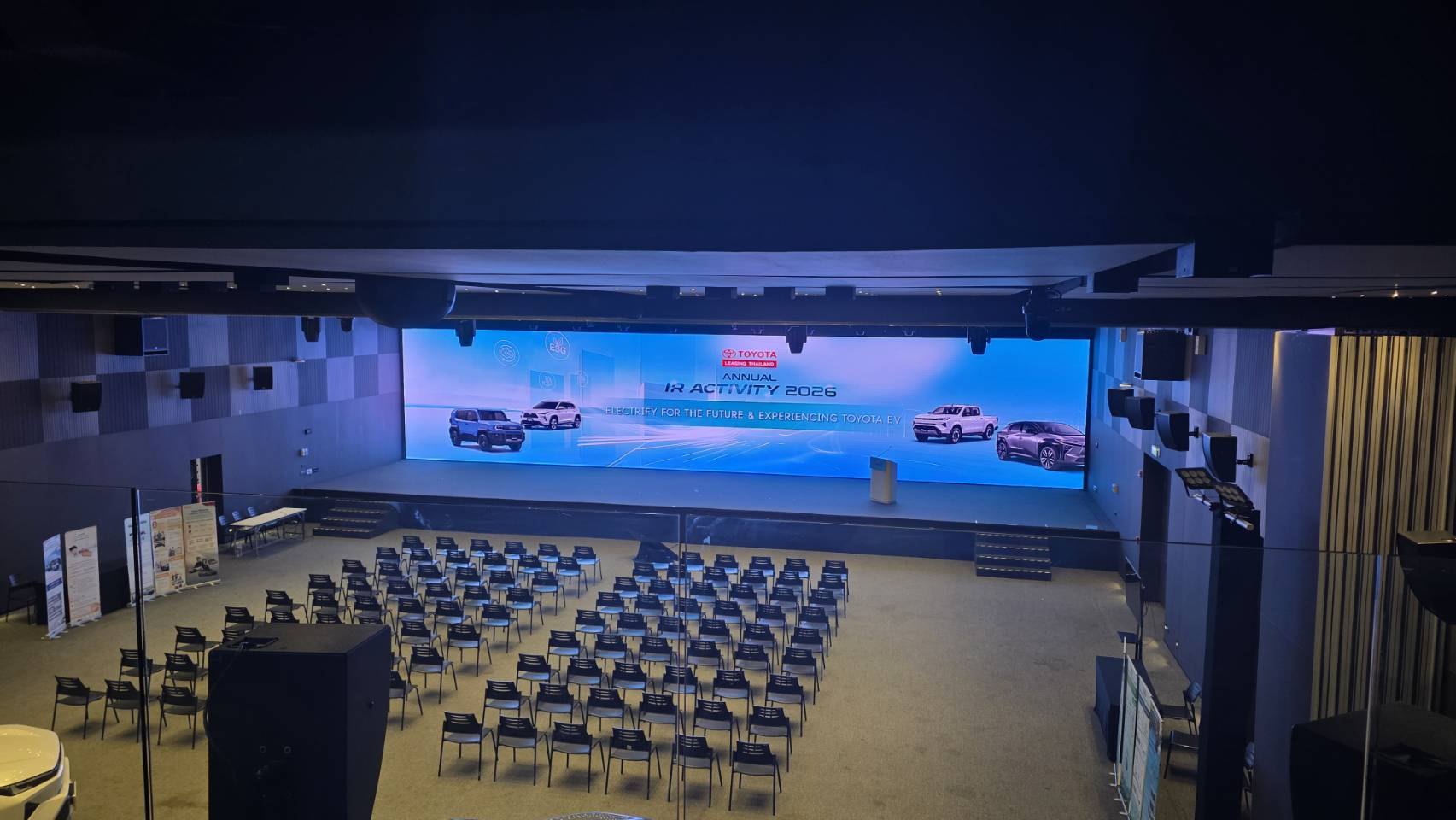 Control ระบบจอ LED ของสถานที่ งาน Toyota Leasing Thailand Annual IR Activity 2026 ที่ Toyota ALIVE — จอ LED ยาวเต็มเวที