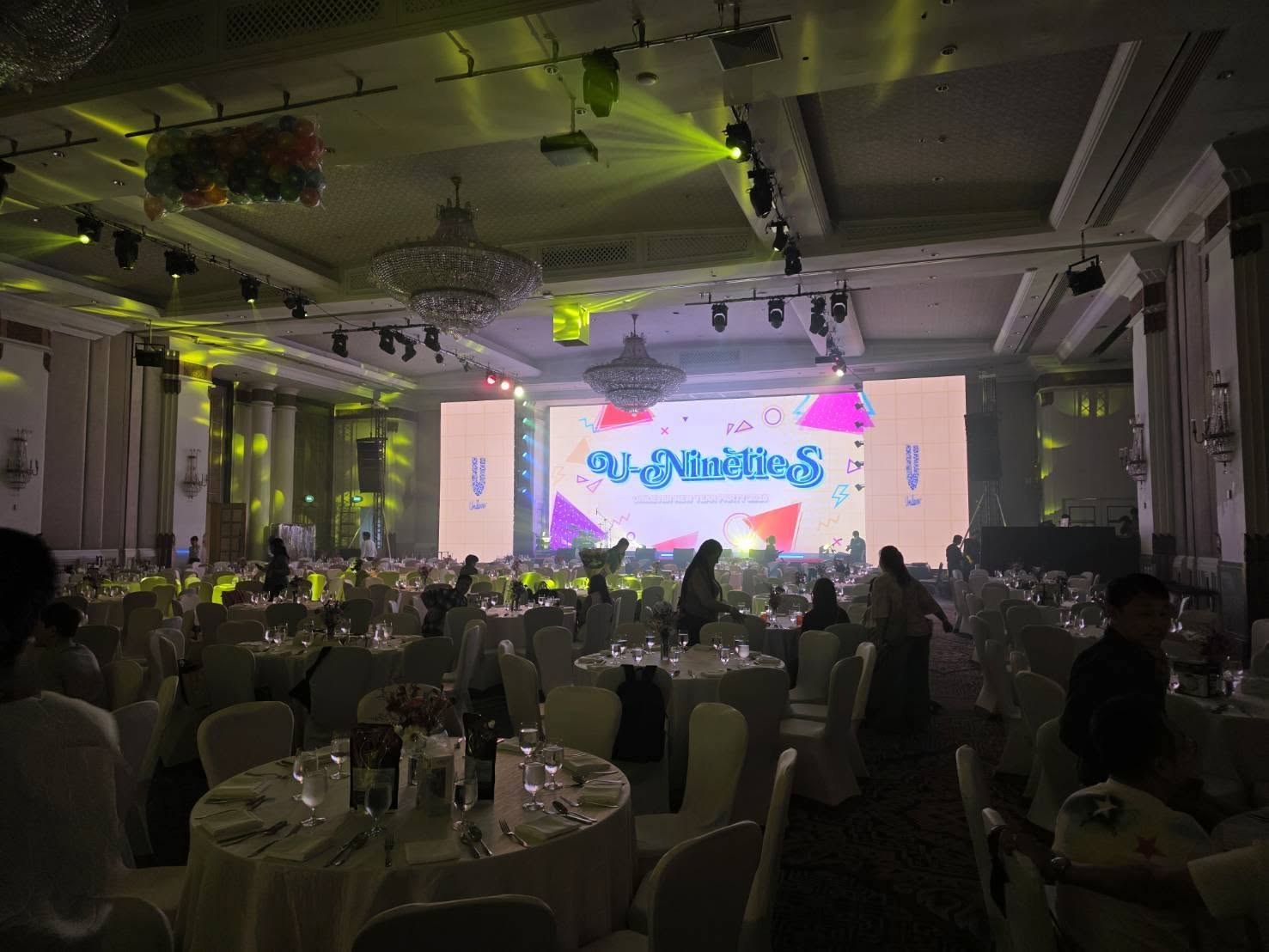 Control ระบบจอ LED โรงแรม งาน Unilever U-Nineties New Year Party — จอ LED เสริมซ้ายและขวาของเวทีใน Ballroom
